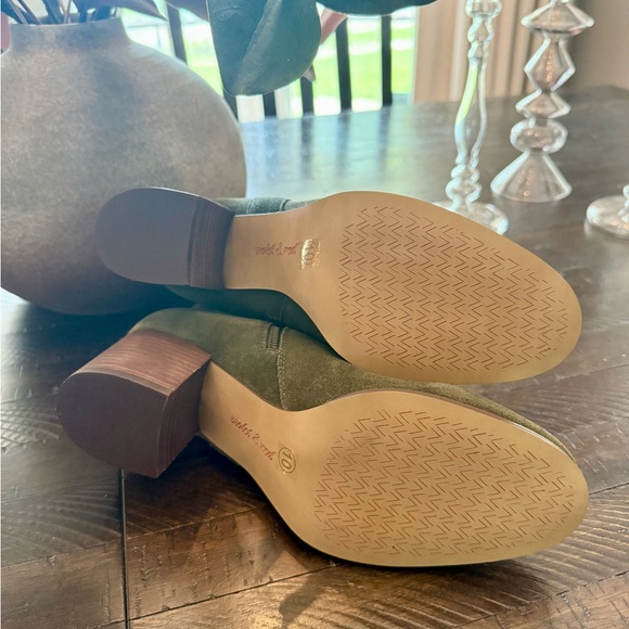 Violet & Red Green Suede Heeled Boots NWT - Picture 4 of 8